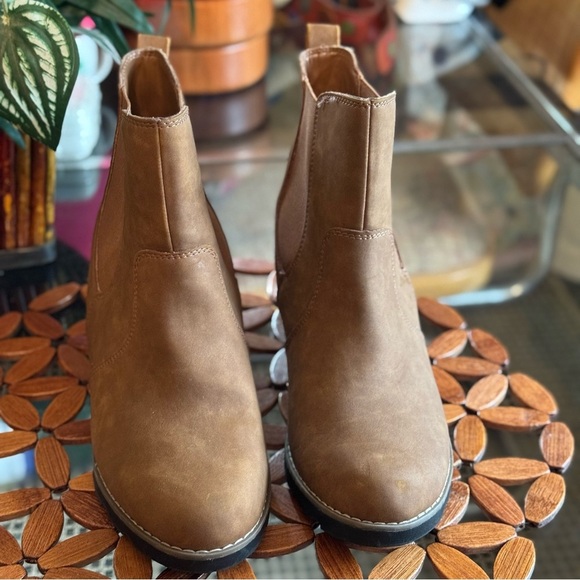 Universal Thread Boots Women's Amalia Hidden Wedge Chelsea Ankle Bootie Brown - Picture 3 of 16